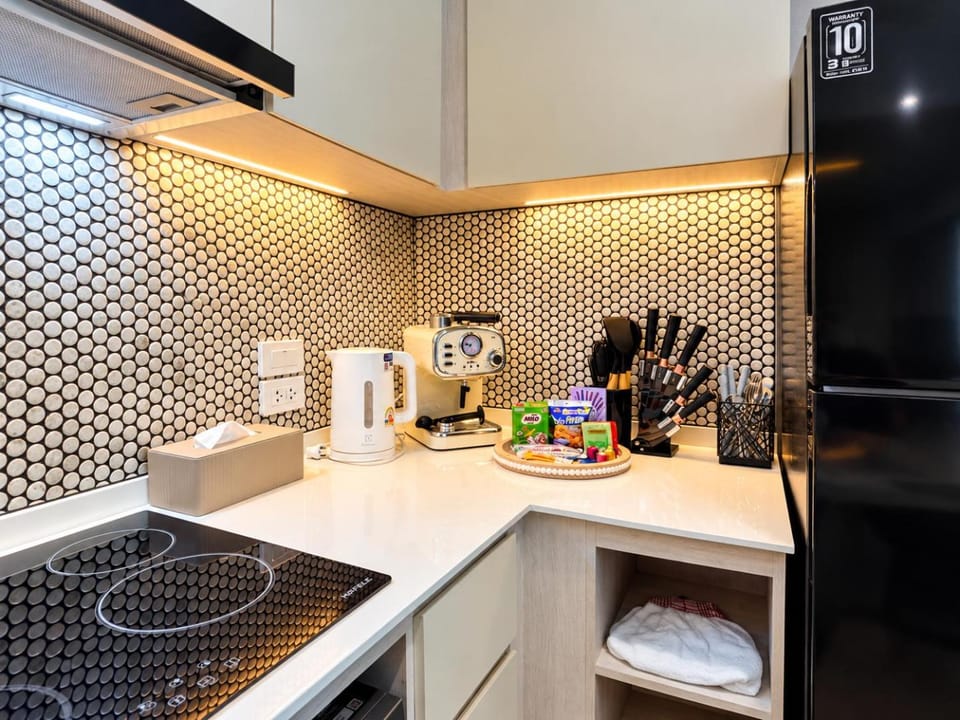 Coffee/tea facilities, Kitchen or kitchenette, stove