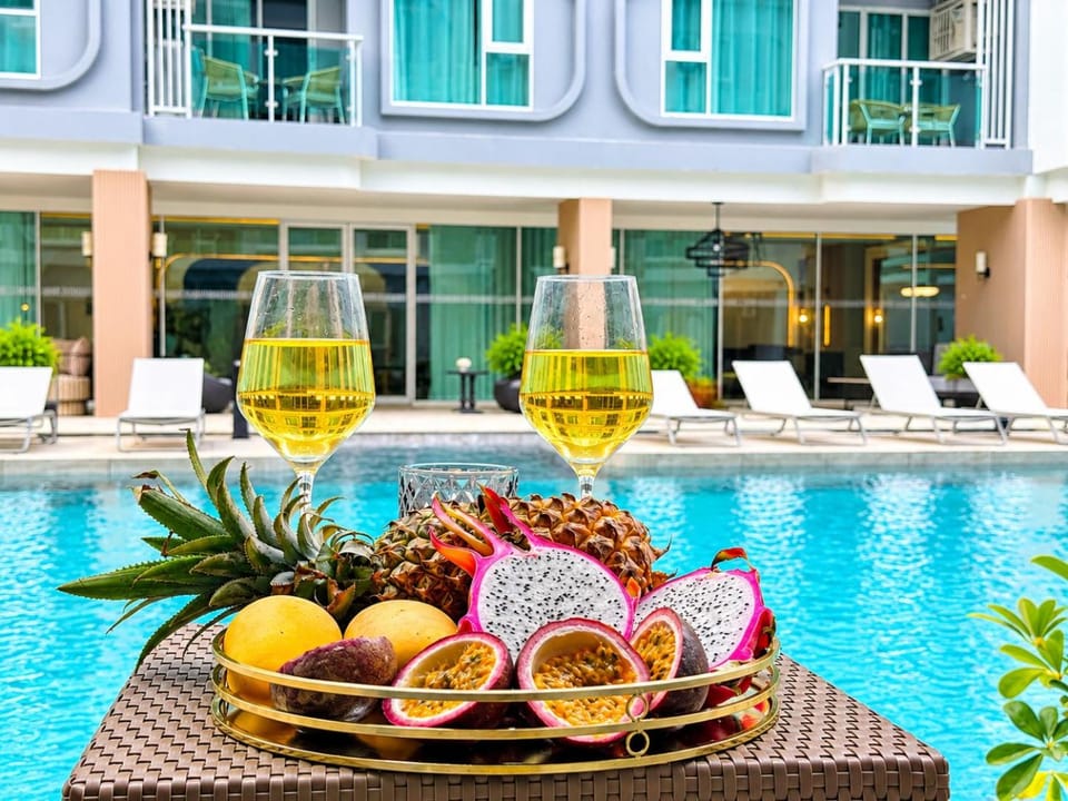 Pool view, Swimming pool, Breakfast