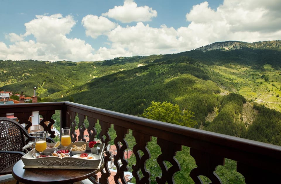 Balcony/Terrace, Food and drinks, Mountain view, Breakfast, Buffet breakfast