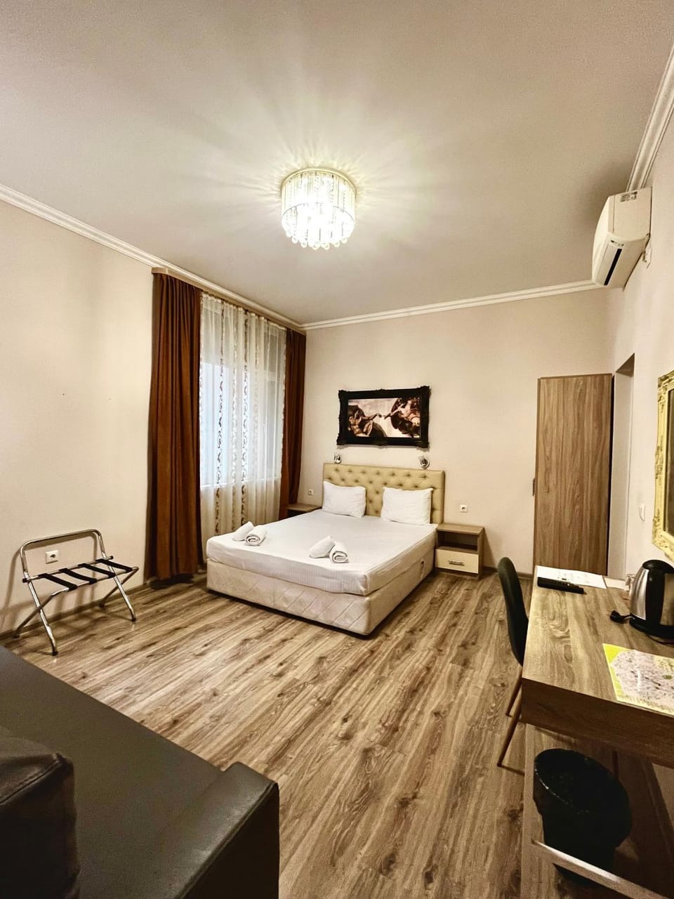 Bed, TV and multimedia, Photo of the whole room, Bedroom, Area and facilities, towels, air conditioner