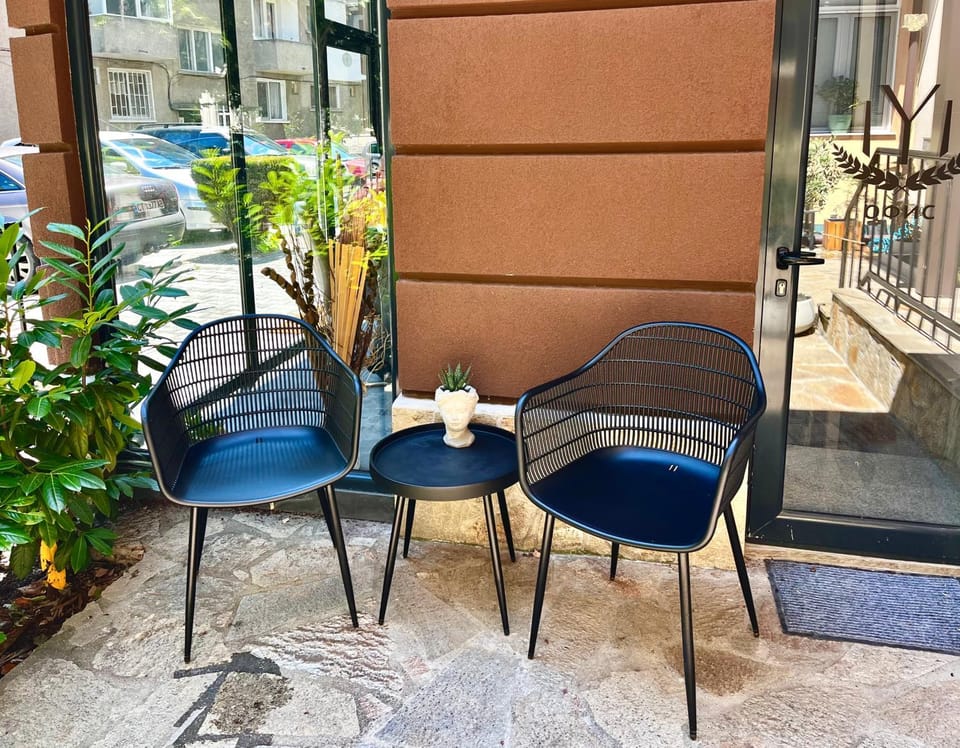 Patio, Day, Seating area