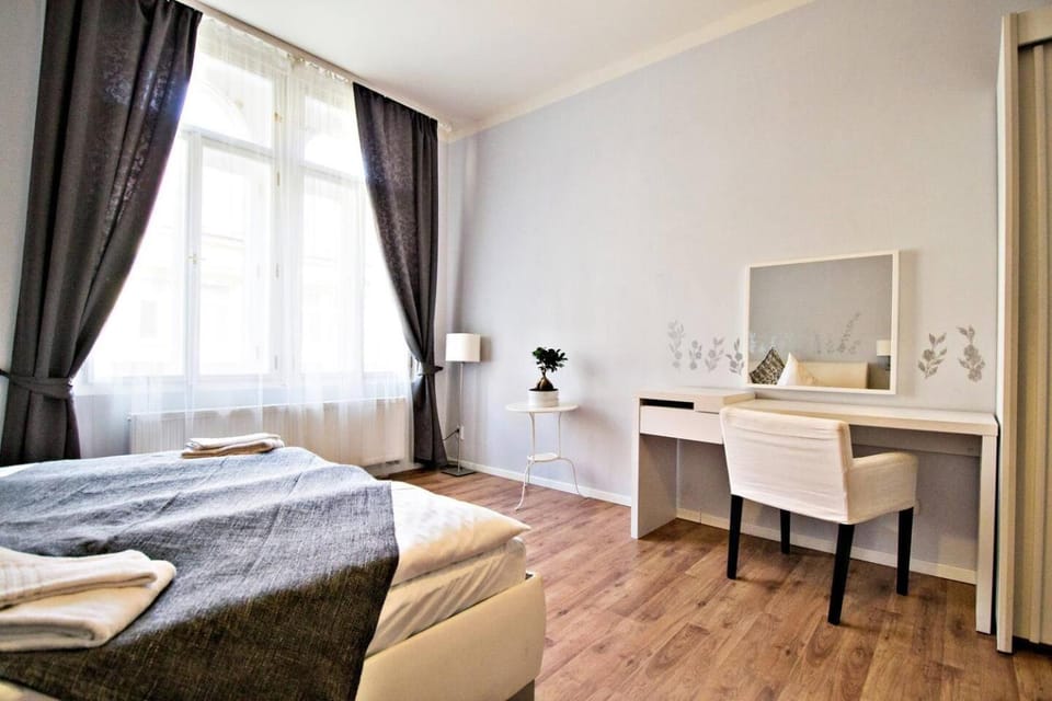 Bright 2BDR Apt in 5 minutes to Wenceslas Square Apartment in Prague