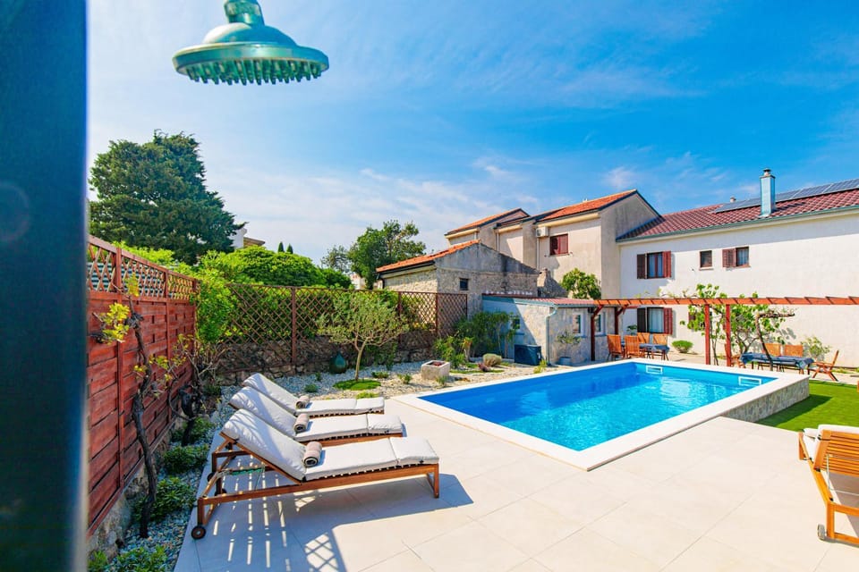Home Away From Home with a heated pool Apartment in Primorje-Gorski Kotar County