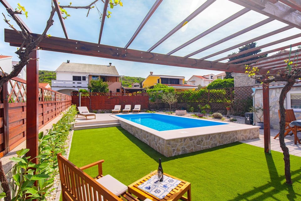 Home Away From Home with a heated pool Apartment in Primorje-Gorski Kotar County