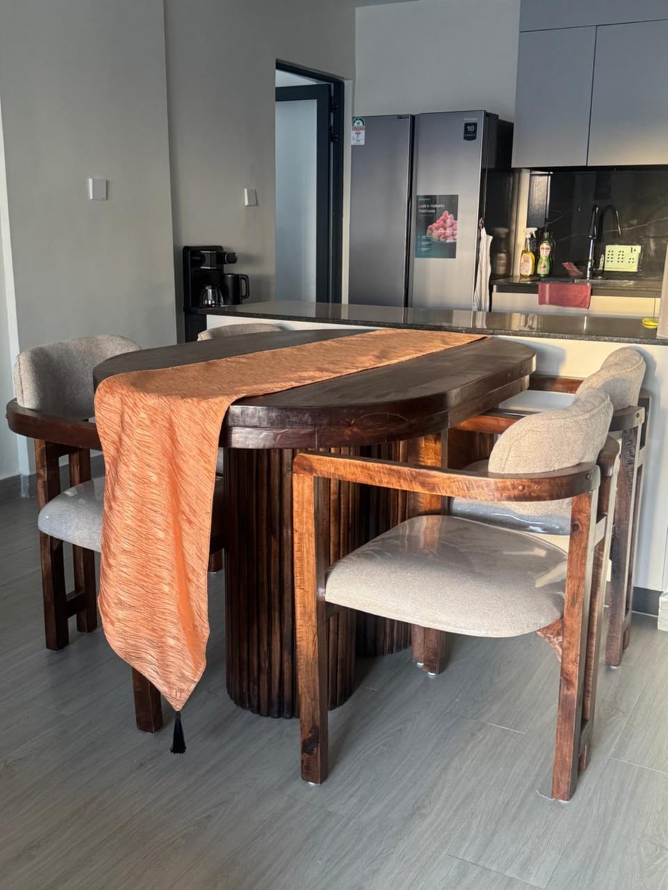 Kitchen or kitchenette, Dining area