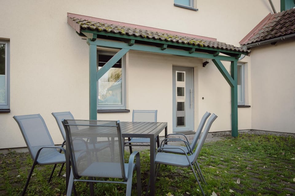 Property building, Patio, Facade/entrance, Day, Balcony/Terrace, Seating area, Dining area