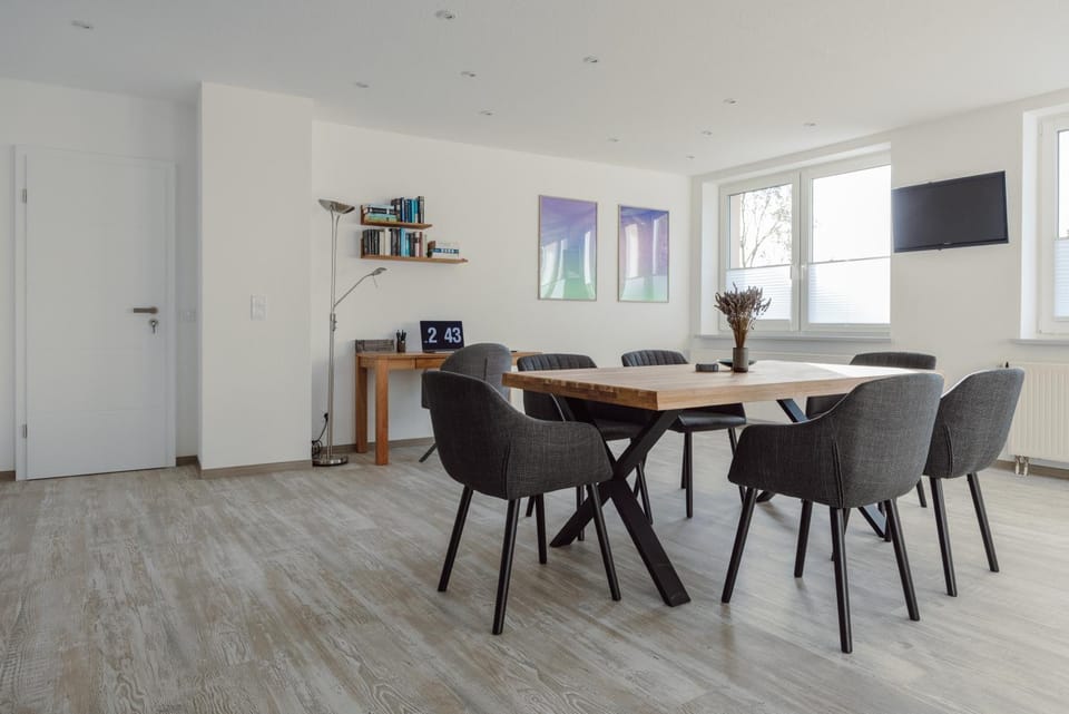 TV and multimedia, Living room, Seating area, Dining area