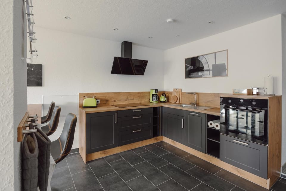 Coffee/tea facilities, Kitchen or kitchenette, Communal kitchen, oven, stove, toaster, kitchen