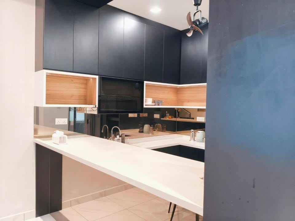 Kitchen or kitchenette, Dining area