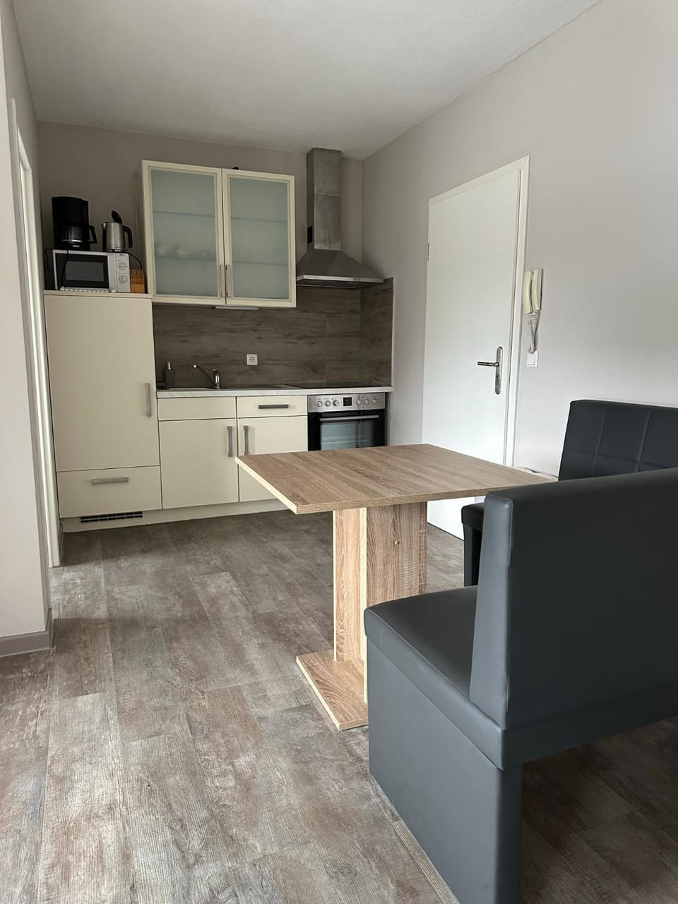 Kitchen or kitchenette, Seating area, Dining area, minibar, pet friendly, stove