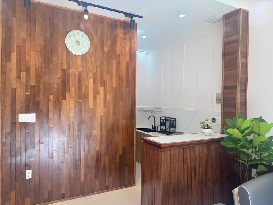 Kitchen or kitchenette, minibar