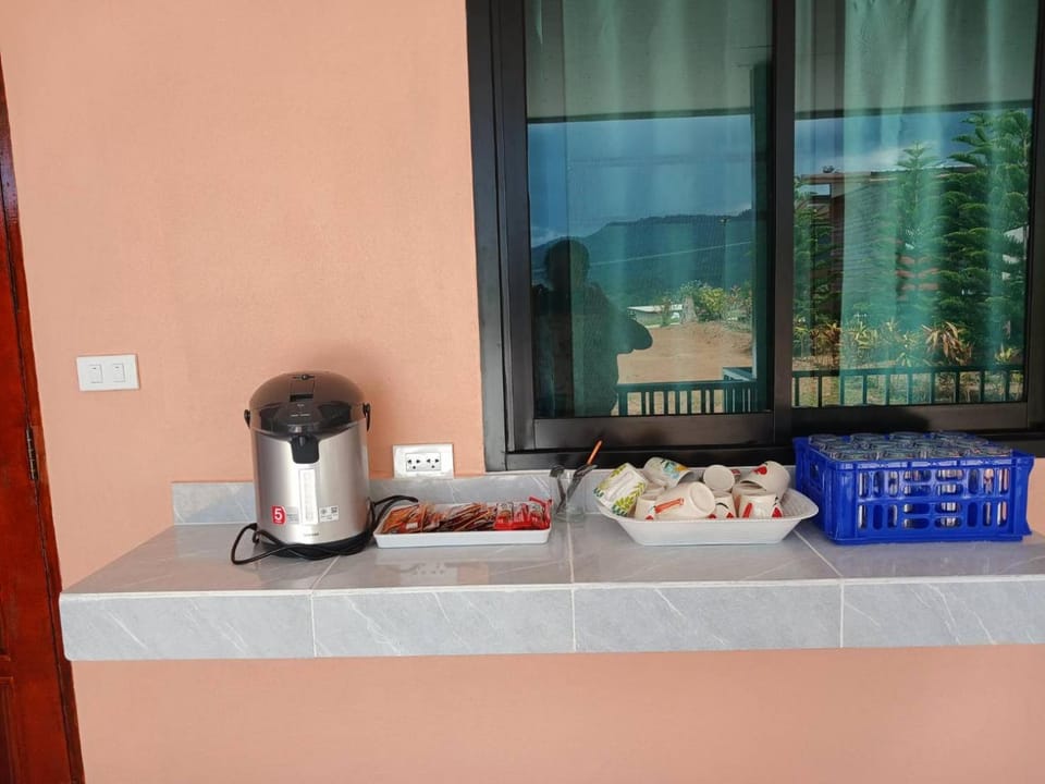 Kitchen or kitchenette, Lounge or bar, Food and drinks, Food