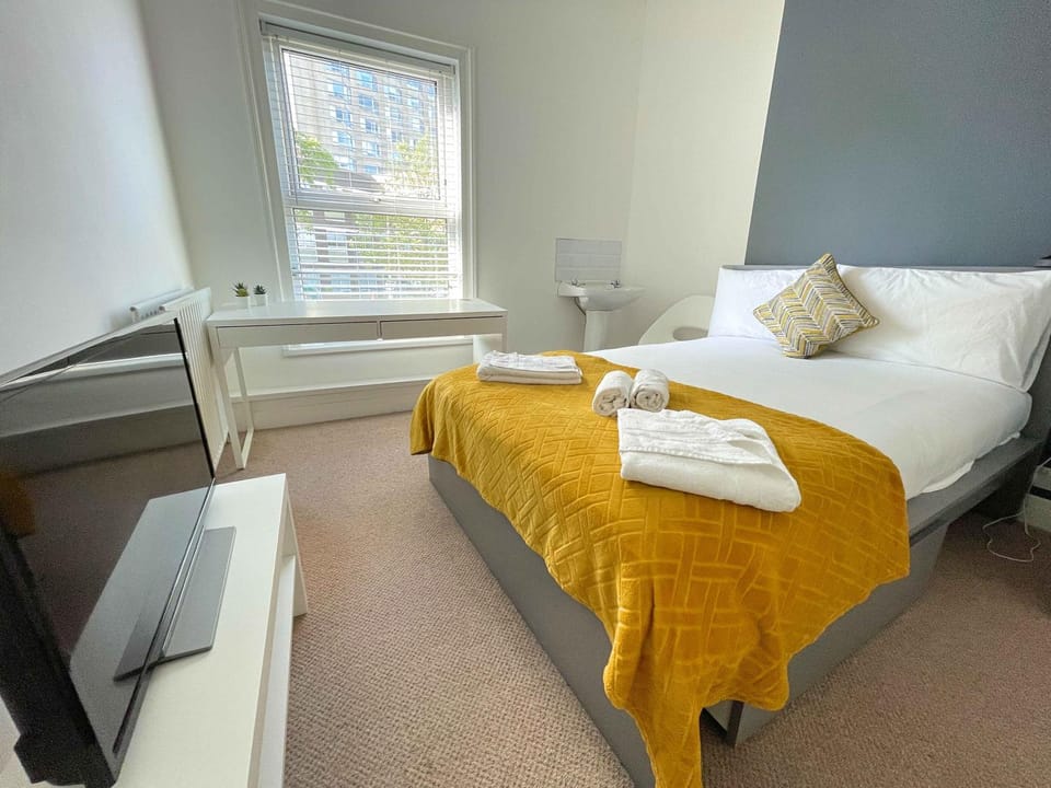 Bed, Photo of the whole room, Bedroom, towels