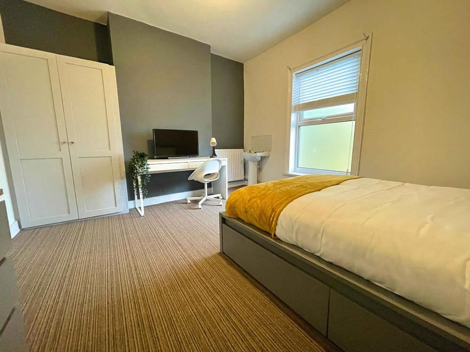 Bed, TV and multimedia, Photo of the whole room, Bedroom, wardrobe