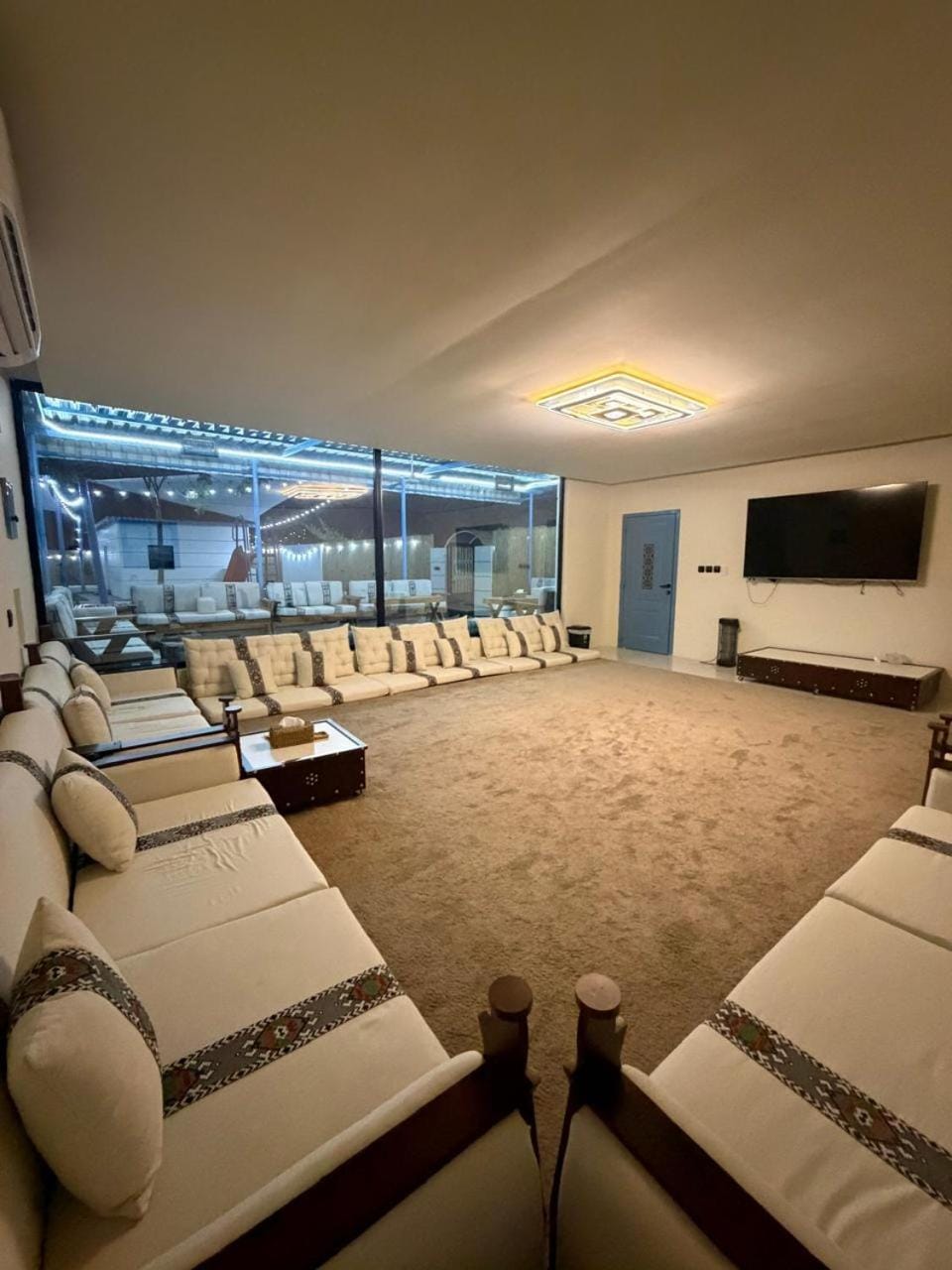 TV and multimedia, Living room, Seating area, Evening entertainment