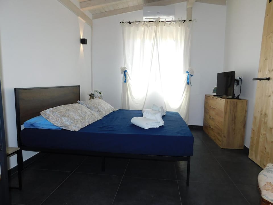 Bed, TV and multimedia, Photo of the whole room, Bedroom, towels