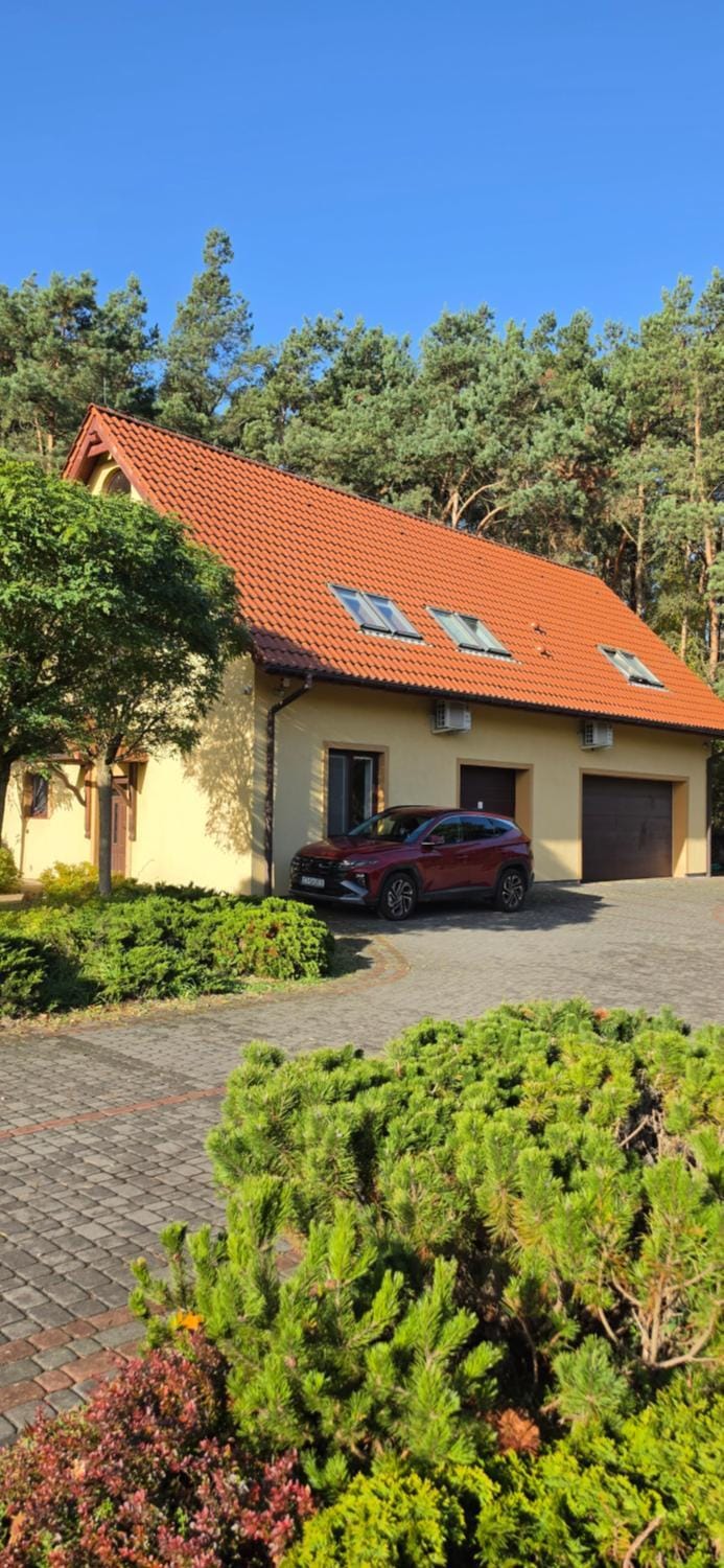 Property building, Day, Garden, Garden, Garden view, Parking
