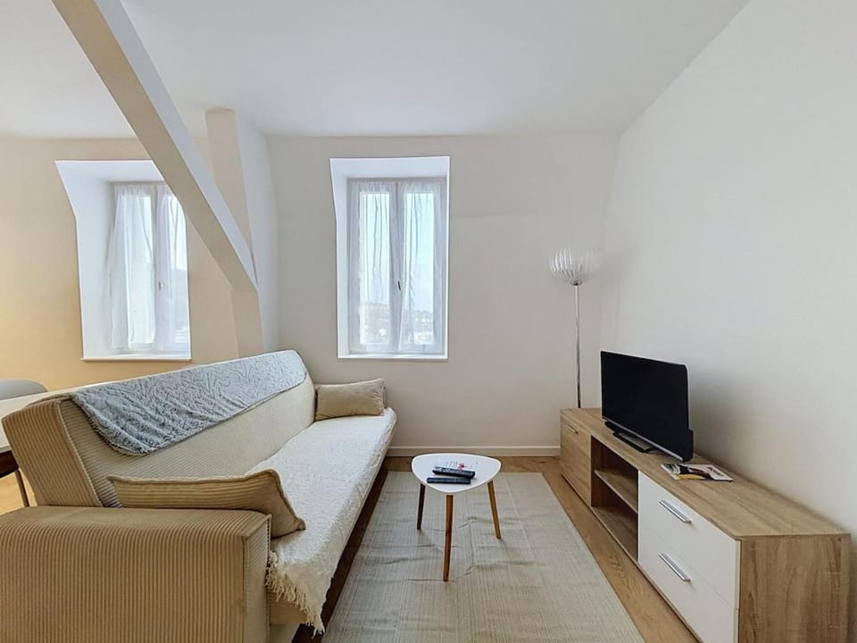 Royat Thermes à Pied Vue Magnifique Clim Apartment in Clermont-Ferrand