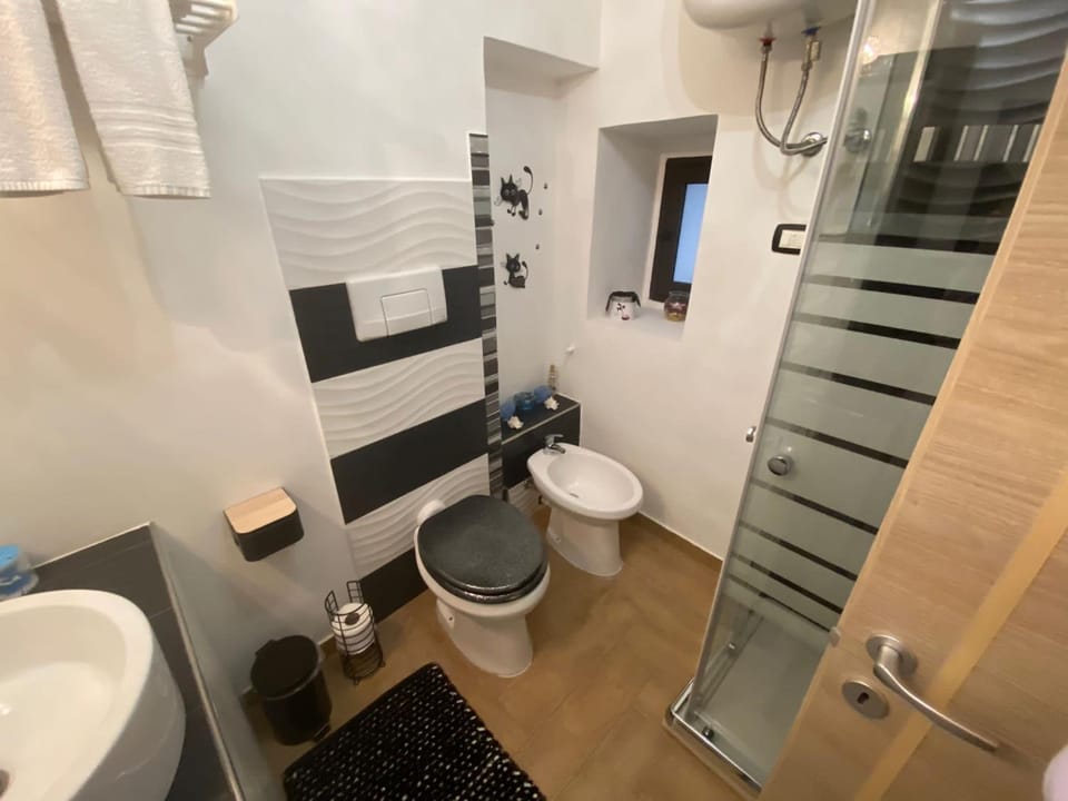 Toilet, bidet