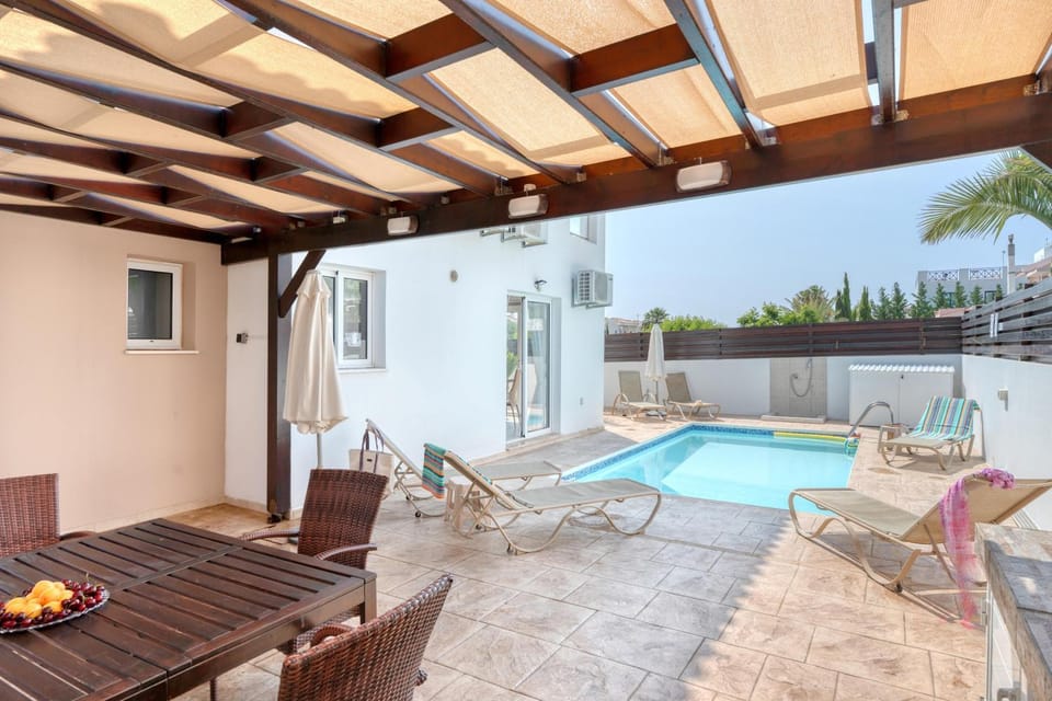 Dining area, Swimming pool, sunbed