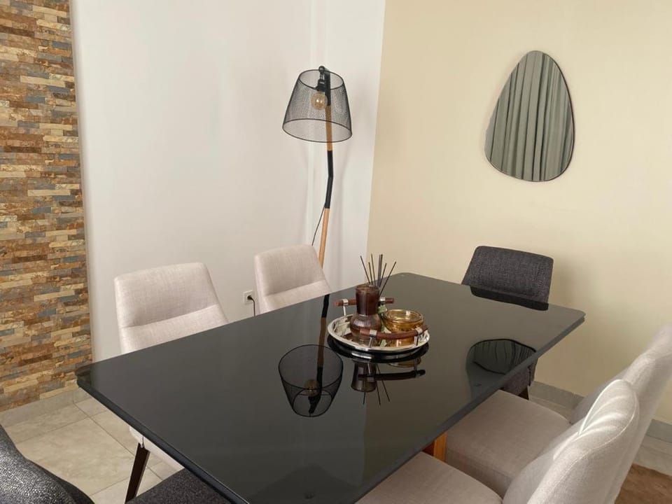 Living room, Food and drinks, Seating area, Dining area