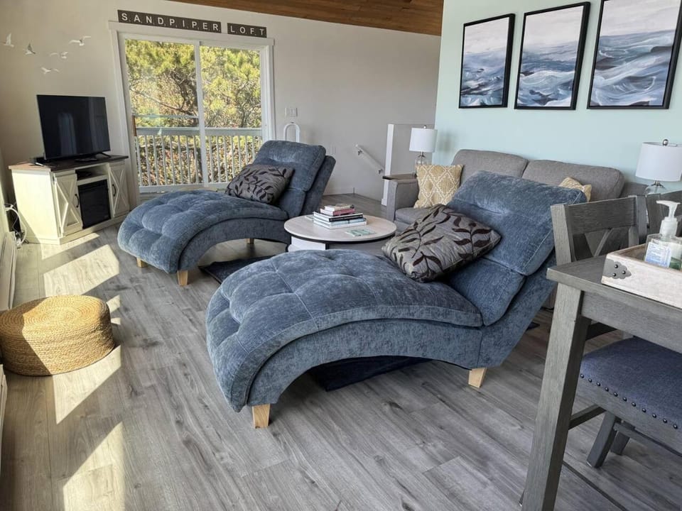 View (from property/room), Balcony/Terrace, Living room, Seating area, Garden view