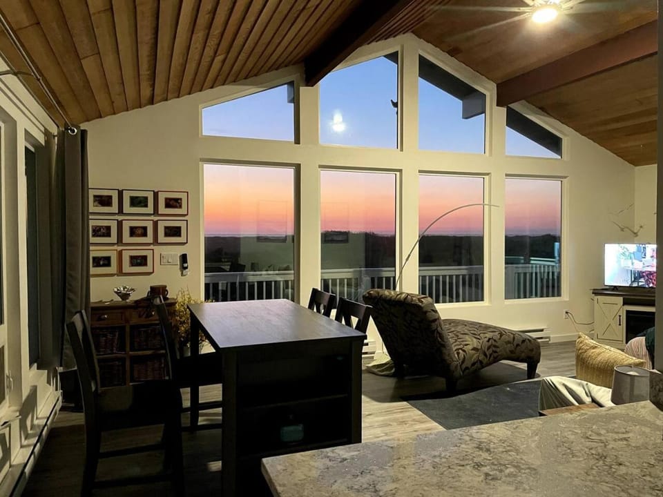 View (from property/room), Dining area, Breakfast, Sunset