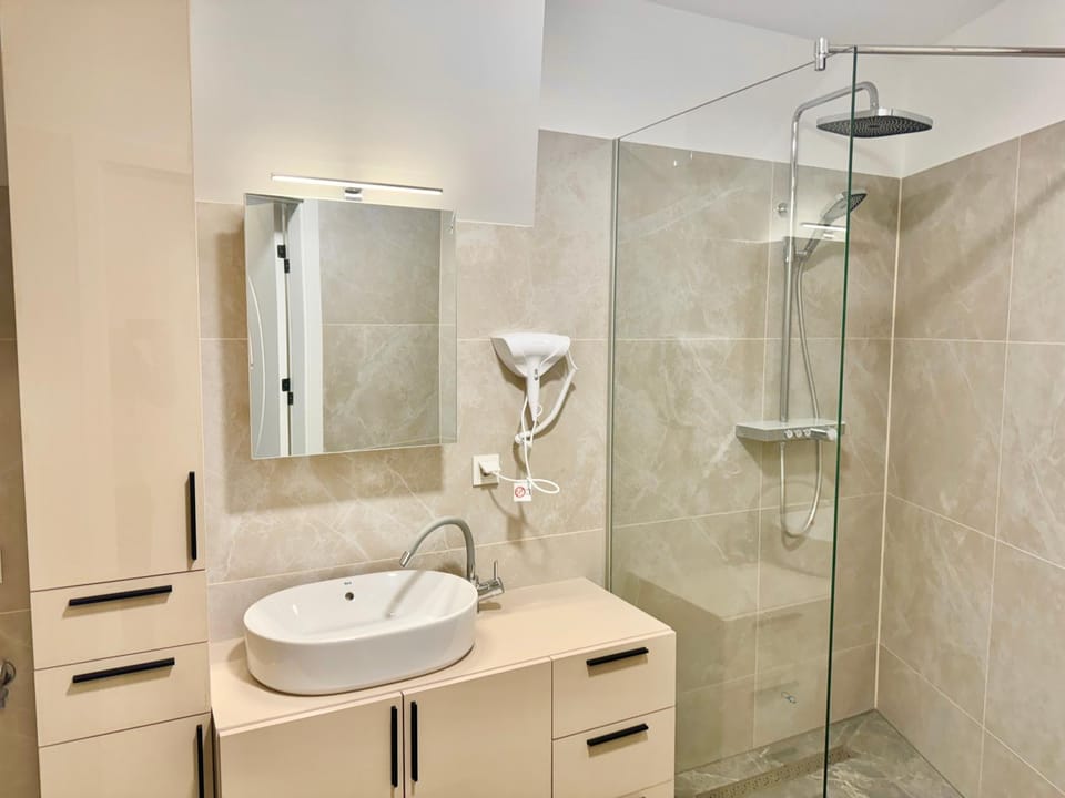 Luxury Stylish Apartment with Balcony & Free Parking Apartment in Vienna
