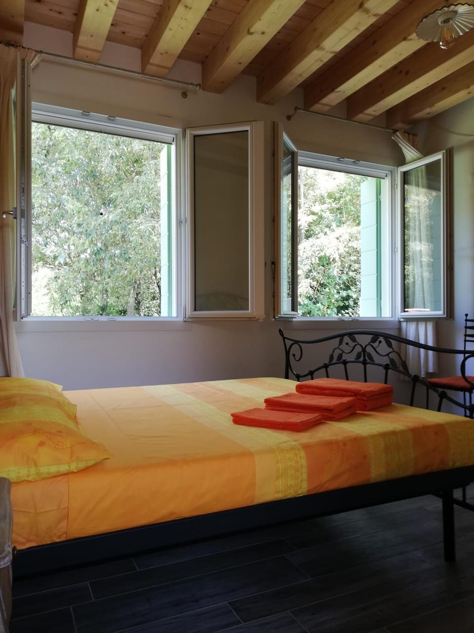 Photo of the whole room, Garden view