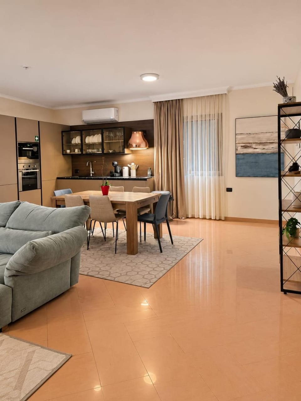 Villa Charlie Grand 6 Bedroom Residence Apartment in Tirana