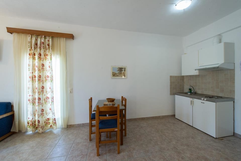 Day, Dining area