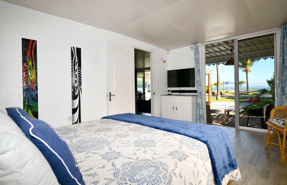 Bed, TV and multimedia, Sea view