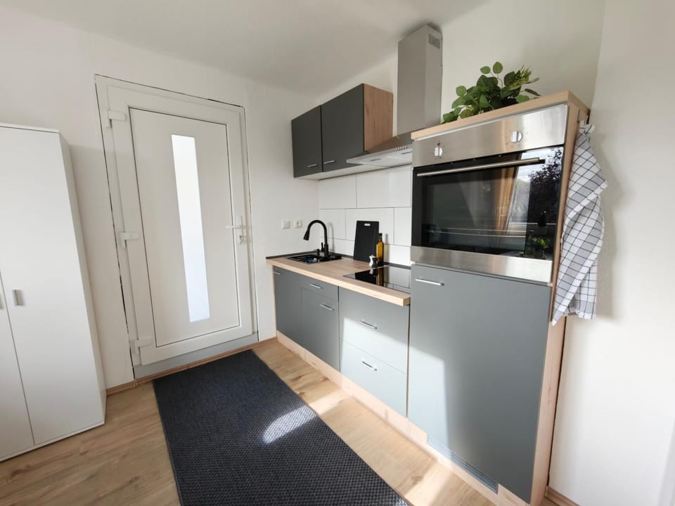 Coffee/tea facilities, Kitchen or kitchenette, oven, pet friendly, stove
