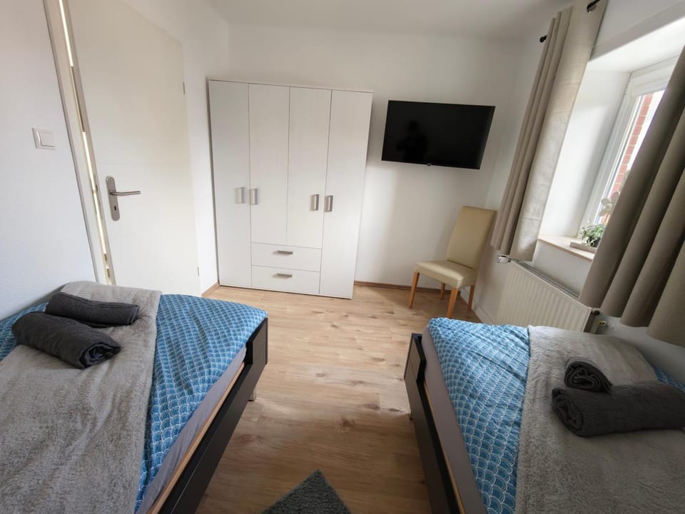 Bed, TV and multimedia, Photo of the whole room, Bedroom, towels, wardrobe
