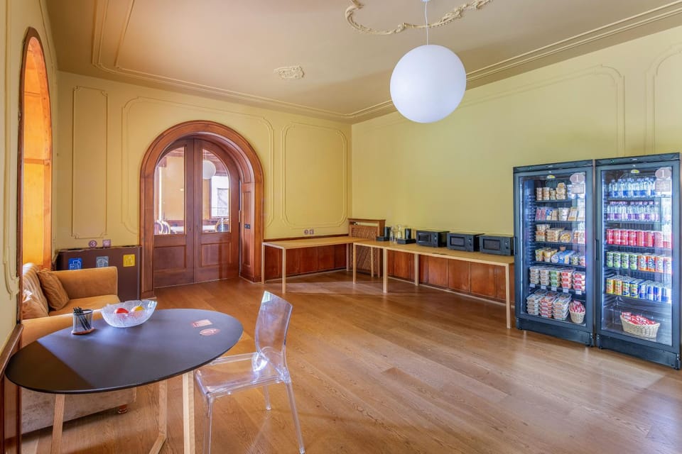 Facade/entrance, Coffee/tea facilities, Lobby or reception, Food and drinks, Dining area, Drinks