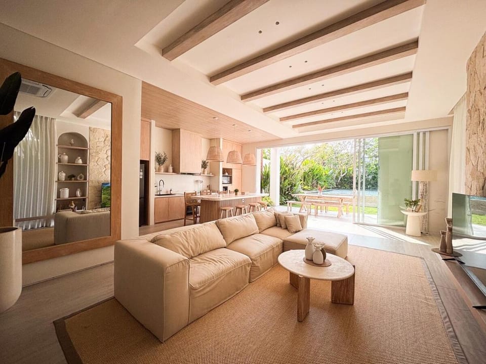 Luxury 4-Bedroom Private Villa with Pool & Garden Villa in North Kuta