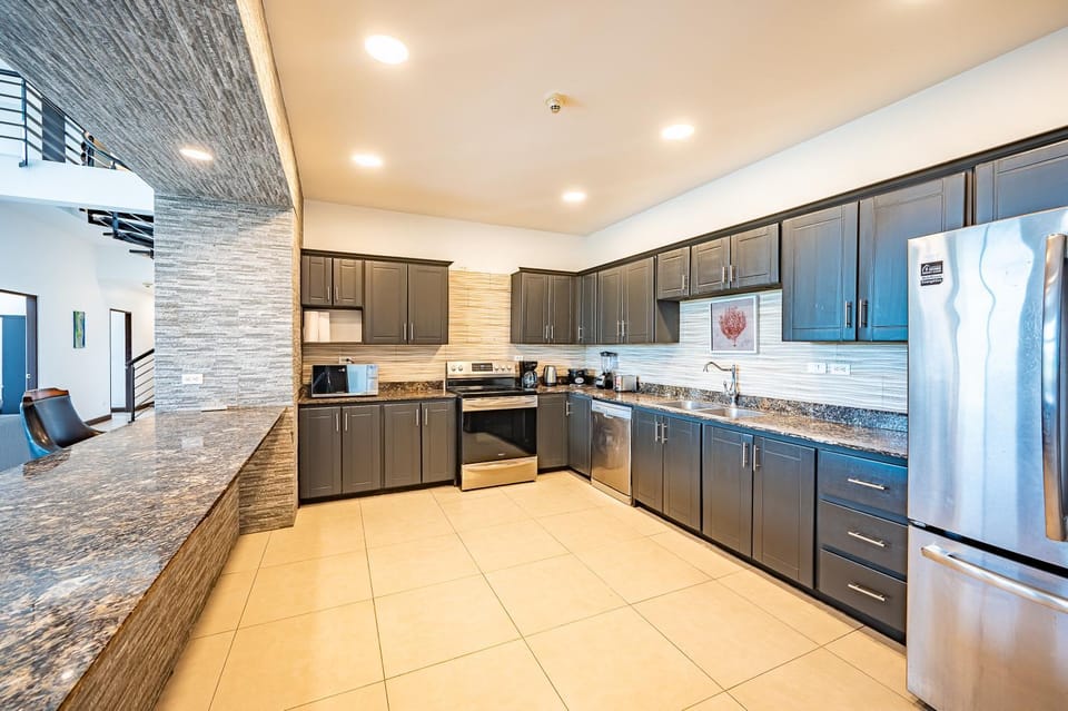Kitchen or kitchenette, Seating area, dishwasher, oven