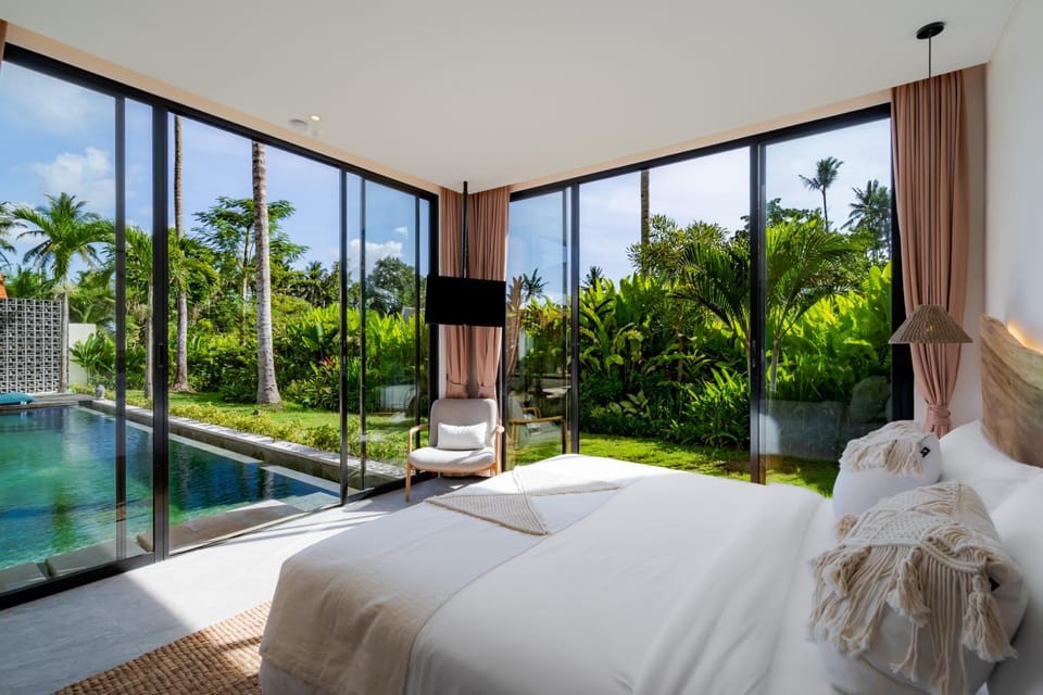 Bed, Bedroom, Garden view, Pool view