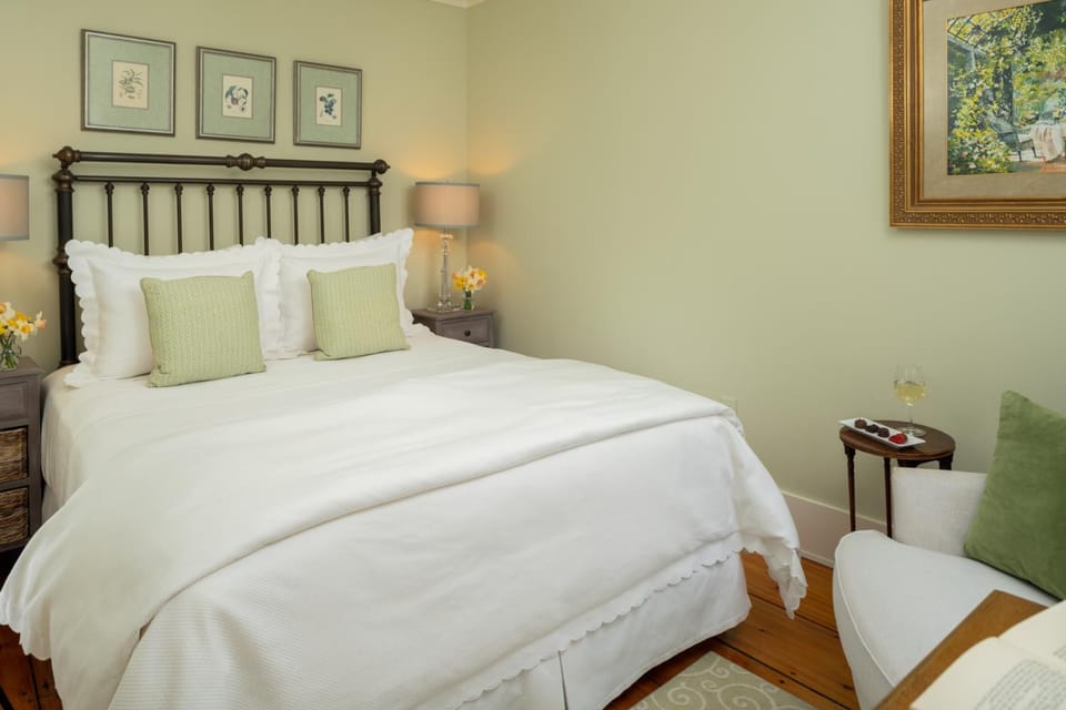 Bed, TV and multimedia, Photo of the whole room, Decorative detail, Bedroom, Garden view, air conditioner