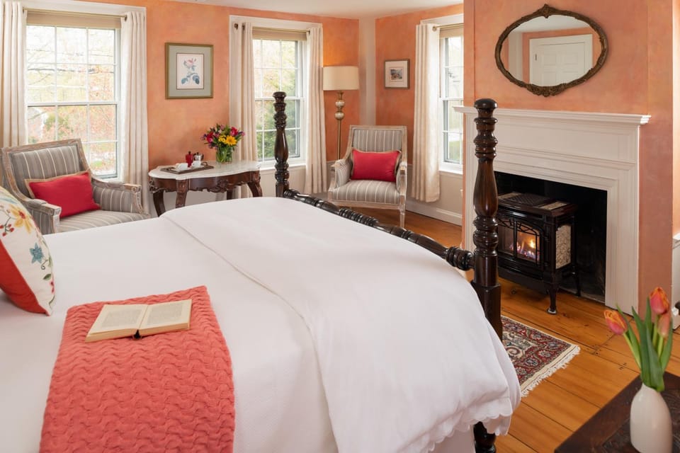 Bathroom, Decorative detail, Bedroom, Garden view
