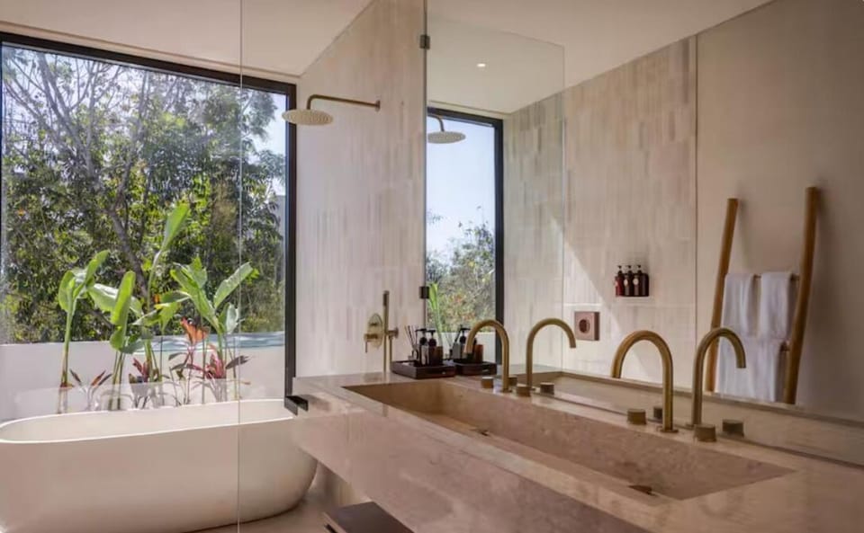 Property building, Bathroom, Bath