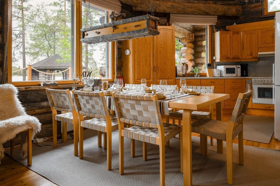 Kitchen or kitchenette, Dining area