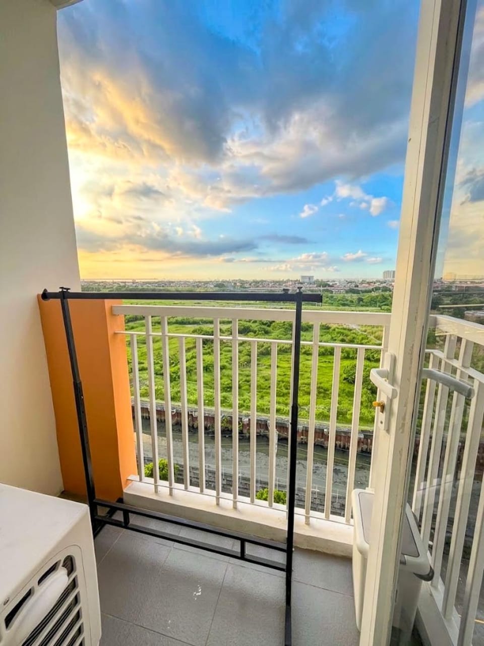 Modern Stay Near the Airport with Disney Netflix HBO Entertainment Apartment in Las Pinas