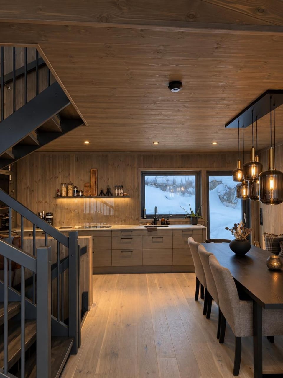 Kitchen or kitchenette, Dining area