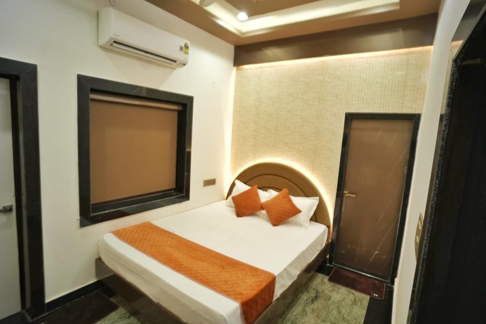 Bed, Photo of the whole room, Bedroom, air conditioner