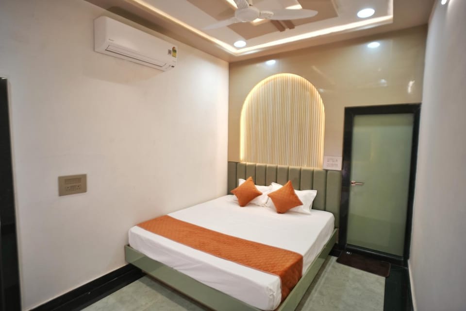 Bed, Photo of the whole room, Bedroom, air conditioner
