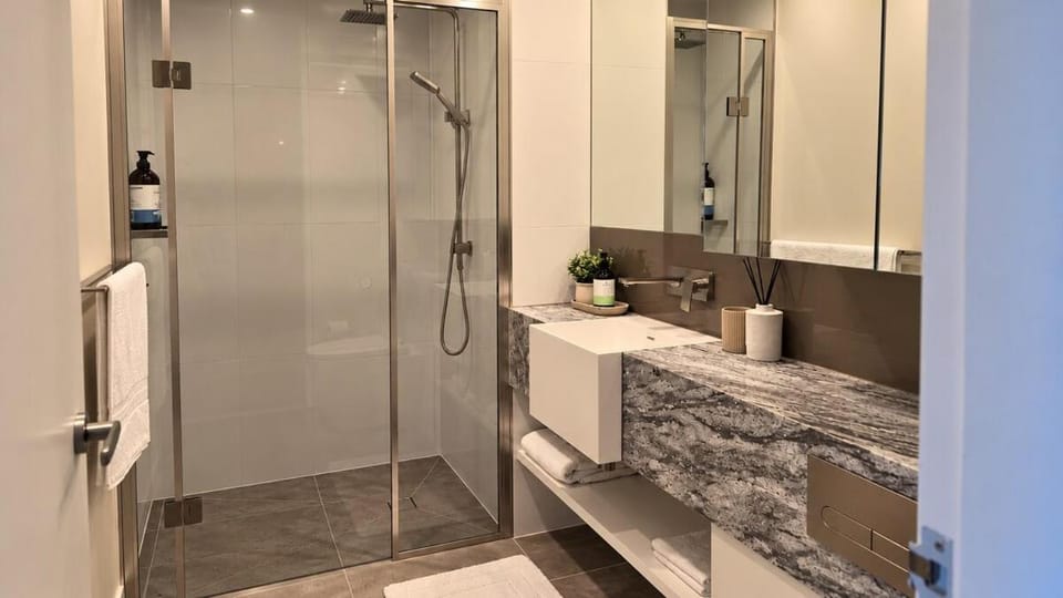 Modern 56th Floor City View Apartment - Pool & Gym Apartment in Melbourne