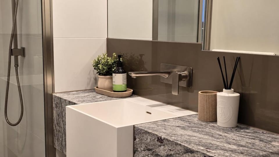 Modern 56th Floor City View Apartment - Pool & Gym Apartment in Melbourne