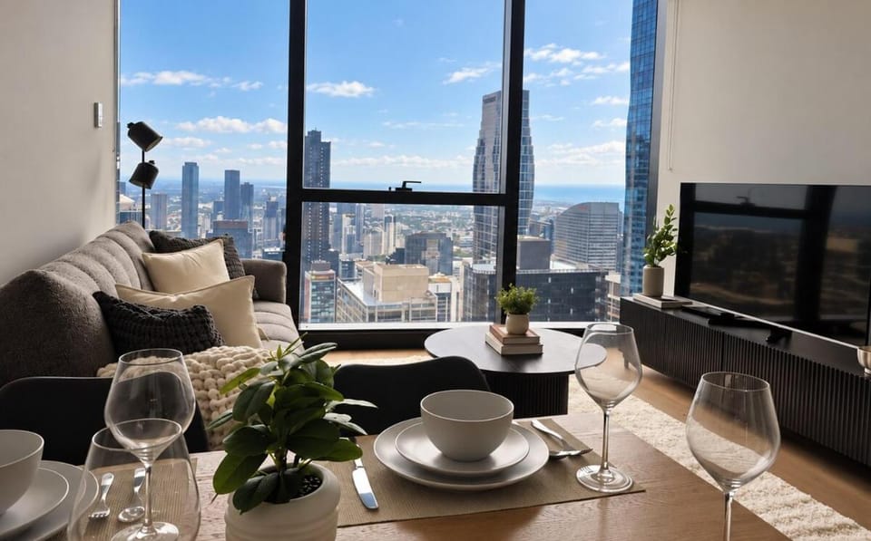 Modern 56th Floor City View Apartment - Pool & Gym Apartment in Melbourne