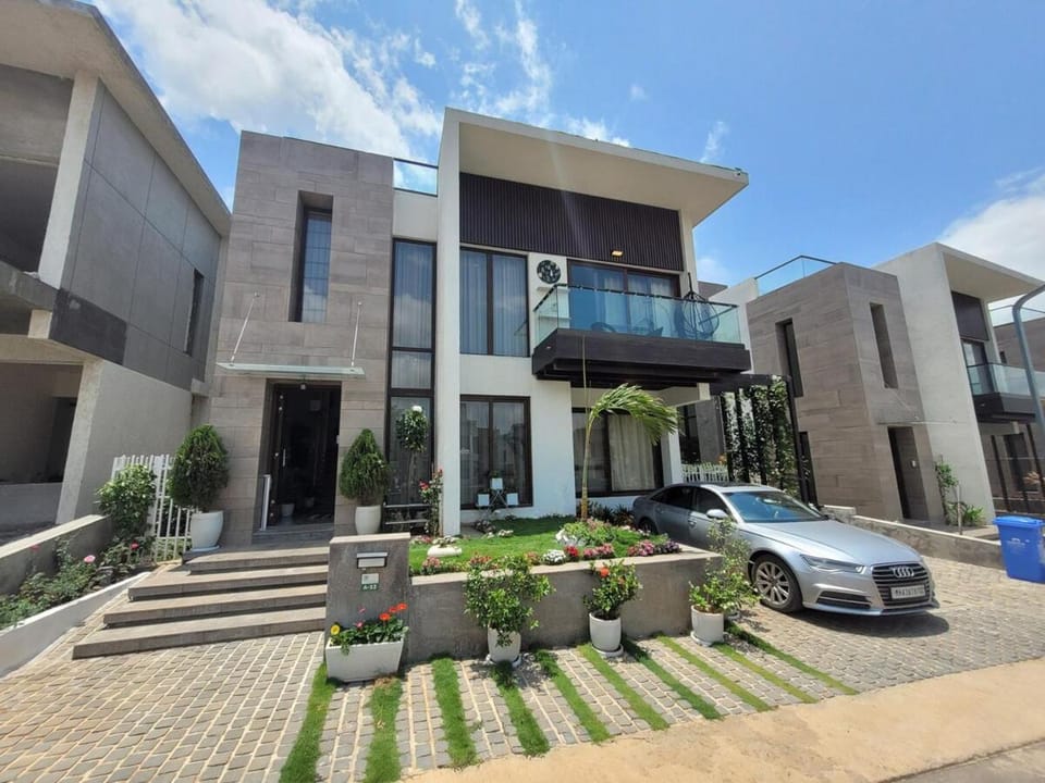 Ivory Game Palacio 4bhk golf course pool pawnalake Villa in Maharashtra